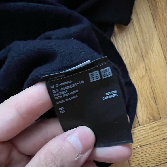 Uniqlo v neck sweaters - Picture 5 of 7